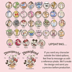Op de afbeelding: Roze afbeelding met Disney-personages in cirkelvormige kaders met het woord "Name" eronder. De afbeelding bevat Disneyworld- en Disneyland-logo's en de tekst "UPDATING..." en "If you want any character outside the listed options..."