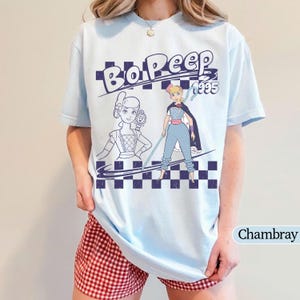 Puede incluir: Una taza de cer&aacute;mica blanca con un asa negra y el texto "But First, Coffee" en un estilo manuscrito. La taza est&aacute; sobre una superficie blanca. La taza mide aproximadamente 10 cm de alto.