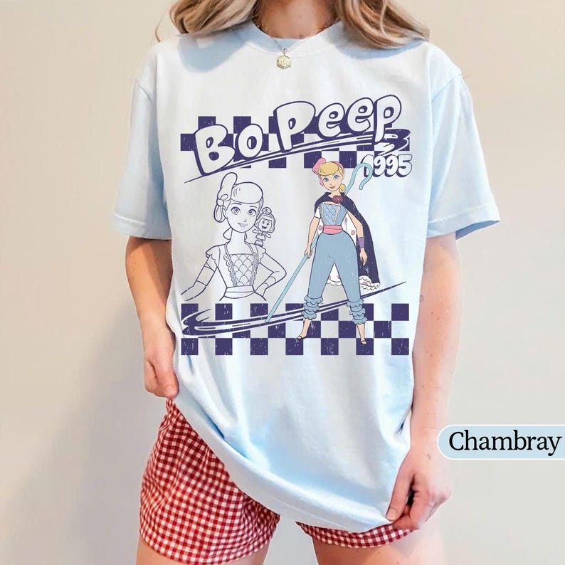 Puede incluir: Una taza de cer&aacute;mica blanca con un asa negra y el texto "But First, Coffee" en un estilo manuscrito. La taza est&aacute; sobre una superficie blanca. La taza mide aproximadamente 10 cm de alto.