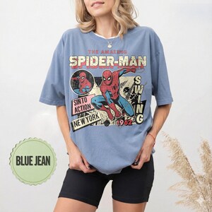 Op de afbeelding: Een set van drie keramische mokken met een gespikkelde, matte afwerking. De mokken zijn in cr&egrave;me, lichtgrijs en donkergrijs. Elke mok heeft een eenvoudig, minimalistisch ontwerp.