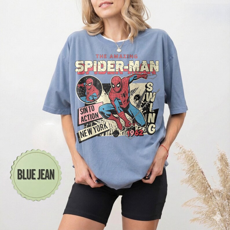 Op de afbeelding: Een set van drie keramische mokken met een gespikkelde, matte afwerking. De mokken zijn in cr&egrave;me, lichtgrijs en donkergrijs. Elke mok heeft een eenvoudig, minimalistisch ontwerp.