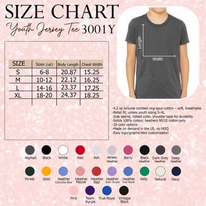 K&ouml;nnte beinhalten: Eine wei&szlig;e Keramik-Tasse mit schwarzem Henkel und dem Text "But First, Coffee" in schwarzer, handschriftlicher Schrift. Die Tasse steht auf einer wei&szlig;en Oberfl&auml;che.