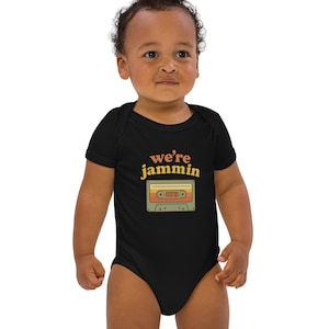 Body para bebé "We're Jammin'" - Body de reggae inspirado en Bob Marley - Ropa retro estilo años 70 con casete y el estilo de Bob Marley - Conjunto para bebé "We're Jammin'"