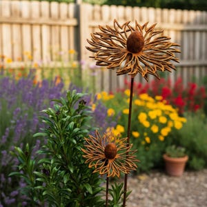 Rostige Metallblumen-Gartenpfähle - Verwitterte Zwei Eisen-Gänseblümchen-Yard-Kunst für die Außendekoration, rustikales Bauernhaus-Gartenskulpturenset