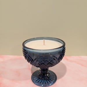 Vela de soja con aroma a helado de masa de galleta en vaso de cristal azul vintage / Vela de soja con aroma a postre