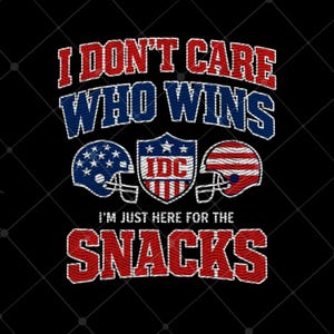 Könnte beinhalten: Schwarzes Grafikdesign mit dem Text "I DON'T CARE WHO WINS, I'M JUST HERE FOR THE SNACKS." Das Design umfasst zwei American-Football-Helme und ein Schild, alles in Rot, Weiß und Blau.