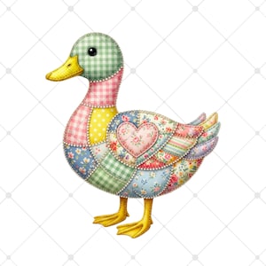Könnte beinhalten: Eine skurrile Patchwork-Entenfigur mit herzförmiger Applikation. Die Ente hat einen gelben Schnabel und Füße, und ihr Körper besteht aus verschiedenen Stoffmustern in Pastellfarben, darunter Vichy, Tupfen und Blumendrucke. Das Herz hat ein Blumenmuster.