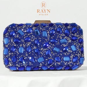 Pochette con strass blu reale, decorazioni con gemme e struttura in metallo