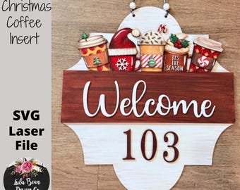 Puede incluir: Cartel de bienvenida navideño de madera con insertos intercambiables de tazas de café. El letrero muestra la palabra "Welcome" y el número "103". Los insertos de tazas de café están decorados con diseños festivos. Hecho por Lulu Bean Design Co.