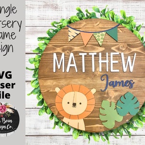 Jungle Lion Leaves Banner Nursery Nombre Signo SVG Laser Glowforge Digital Cut File Plantilla de madera percha de puerta