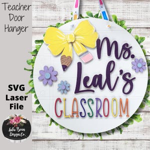Professor Sala de Aula Lápis Laço Nome Placa Porta Cabide SVG Arquivo Laser Madeira Corte Digital Glowforge