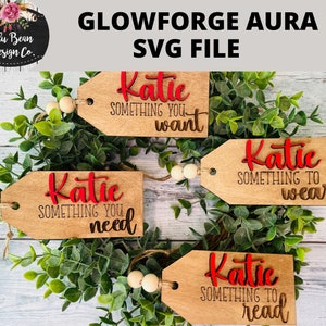 Tag regalo di Natale Qualcosa che vuoi leggere Indossare Hai bisogno di calza personalizzata Ornamento Glowforge Aura File laser SVG Taglio digitale del legno