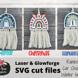 Pode incluir: Três ornamentos de madeira com tema arco-íris com borlas, representando os temas de inverno, Natal e Hanukkah. Os ornamentos são projetados para corte a laser e fazem parte de um pacote de inverno.