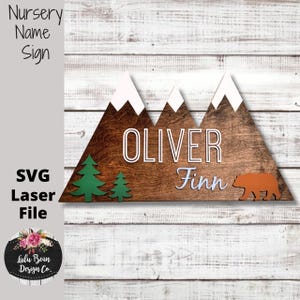 Alberi di montagna Orso Bambino Asilo nido Nome Cartello File digitale tagliato Laser Legno svg pdf jpg dxf modello di taglio appendino porta