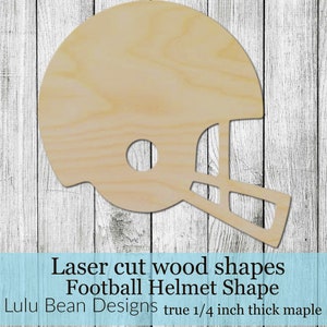 Puede incluir: Una forma de casco de fútbol de madera cortada con láser, hecha de madera de arce de 6 mm de grosor. El casco no está pintado y está listo para ser elaborado.