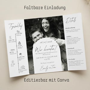 Può includere: Un invito di nozze pieghevole con una foto in bianco e nero di una coppia. L'invito include i dettagli dell'evento, una tabella di marcia e il testo "Wir heiraten!" (Ci sposiamo!) e "Editierbar mit Canva."