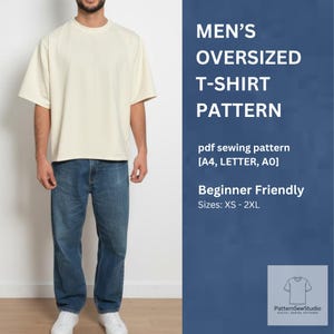 Puede incluir: Una persona viste una camiseta crema de gran tamaño y vaqueros azules. La imagen incluye el texto "MEN'S OVERSIZED T-SHIRT PATTERN" y "Beginner Friendly". El patrón está disponible en tallas XS-2XL.
