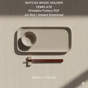 Puede incluir: Un modelo de soporte para batidor de matcha beige con una bandeja rectangular, un cuenco pequeño y un reposa palillos. La imagen incluye el texto "Matcha Whisk Holder Template" y "Beginner Friendly". La plantilla A4 es un PDF de cerámica imprimible.