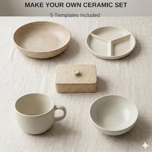 Op de afbeelding: Een keramische set met diverse gespikkelde beige gerechten, waaronder een kom, een verdeelde plaat, een kleine rechthoekige doos met een deksel, een mok en een kleine kom. De tekst "MAKE YOUR OWN CERAMIC SET" en "5 Templates Included" staat bovenaan.
