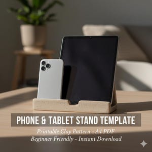 Puede incluir: Un soporte de cerámica beige para teléfono y tableta que sostiene un teléfono inteligente plateado y una tableta negra. El soporte tiene una base rectangular con ranuras para cada dispositivo. El texto dice "PHONE & TABLET STAND TEMPLATE".