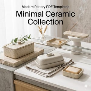 Puede incluir: Una colección de piezas de cerámica minimalistas, que incluyen una caja con tapa, una mantequera, un jabonera y una bandeja con joyas. Las piezas son de color beige moteado y están dispuestas sobre una superficie blanca. Se muestra el texto "Minimal Ceramic Collection".