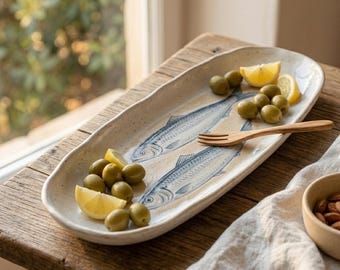 Ceramiczny talerz z oliwkami i sardynkami, wzór na tacę do serwowania w stylu śródziemnomorskim (do pobrania w formacie PDF)