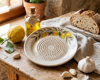 Ceramiczny talerz z tarką do czosnku i cytryny | Wzór ceramiki śródziemnomorskiej (do pobrania w wersji cyfrowej)