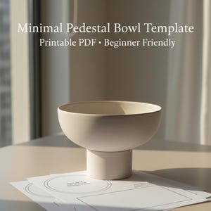 Può includere: Una ciotola minimalista su piedistallo in una morbida tonalità beige, appoggiata su una base cilindrica corta. L'immagine include il testo "Minimal Pedestal Bowl Template Printable PDF • Beginner Friendly" e alcuni modelli stampati.