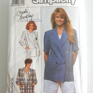 Könnte beinhalten: Ein Simplicity-Schnittmuster aus der Christie Brinkley Collection. Das Muster zeigt Bilder von Blazern, darunter ein blau-weiß gestreifter Blazer und ein karierter Blazer. Die Mustergröße ist H (6+8+10), mit europäischen Größen H(34+36+38).