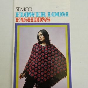 Puede incluir: Una tarjeta de manualidades vintage titulada "Creative Craft Card No. 732" con una mujer con un poncho de telar de flores. El título de la tarjeta dice "Semco Flower Loom Fashions" en texto azul y rojo. El poncho es negro con diseños de flores rojas y rosas.
