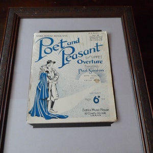 Könnte beinhalten: Ein Vintage-Notenblattcover für die "Poet and Peasant Overture" von Paul Santon. Das Cover zeigt eine Schwarzweißillustration eines Paares in historischen Kostümen. Der Text auf dem Cover ist in Blau und Schwarz.