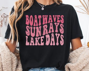 Camiseta Comfort Colors® Lake Life, con diseño de barcos, olas y rayos de sol en el lago, ideal para vacaciones de verano. Regalo perfecto para amantes del lago. Camiseta playera de verano.