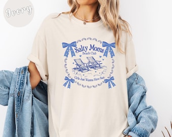 Camiseta Comfort Colors® Salty Moms Beach Club, Camiseta Beach Mom, Camiseta para viaje de chicas, Camiseta de vacaciones de verano, Camiseta playera estilo preppy para mujer