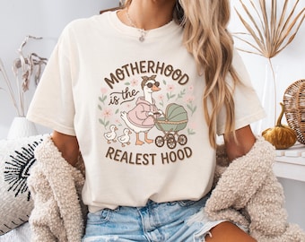 Camiseta Comfort Colors® "Maternidad es lo más real", camiseta divertida para mamás, camiseta linda de mamá con ganso, camiseta moderna para mamás, regalo para el Día de la Madre.