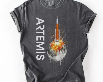 Camiseta Comfort Colors® Artemis Rocket, camiseta de la misión lunar de la NASA, camiseta de lanzamiento espacial, camiseta con estampado de cohete, regalo de astronomía, camiseta para amantes del espacio.