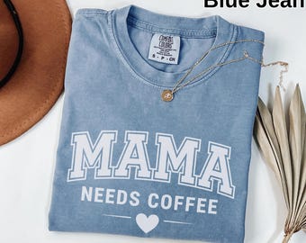 Camiseta Comfort Colors® "Mamá necesita café", Camiseta divertida para mamás, Camiseta para mamás cansadas, Camiseta para mamás amantes del café, Camiseta "Vida de mamá", Regalo para mamá