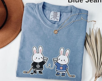 Camiseta Comfort Colors® con conejito de hockey adorable, camiseta de conejo kawaii, camiseta divertida de hockey, regalo para amantes del hockey, camiseta de animal adorable, camiseta deportiva