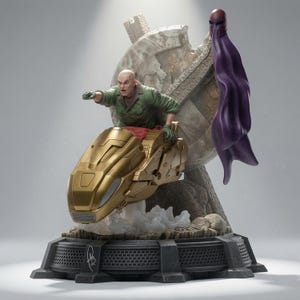 Puede incluir: Una estatua coleccionable detallada que muestra a una figura calva con chaqueta verde montada en un aerodeslizador dorado. Una cabeza flotante con casco morado y capa fluida se sitúa cerca. La base es gris oscuro con un patrón texturizado y firma.