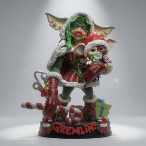 Puede incluir: Una figura detallada que muestra una criatura de piel verde con cabello largo verde, vestida con un traje de Santa rojo y blanco, sosteniendo a una criatura más pequeña envuelta en luces navideñas de colores. Sostiene un bastón de caramelo.