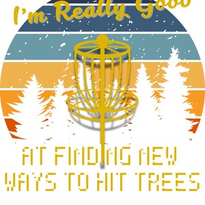 Op de afbeelding: Retro-stijl grafische afbeelding met een gele discgolfmand en een bos silhouet. De tekst luidt "I'm Really Good" en "At Finding New Ways To Hit Trees". De achtergrond heeft horizontale strepen in blauw, teal, oranje en wit.