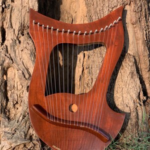18-strängad lyraharpa i rosenträ - Handgjord keltisk lyraharpa för nybörjare och proffs med stämnyckelväska och strängset bild 7