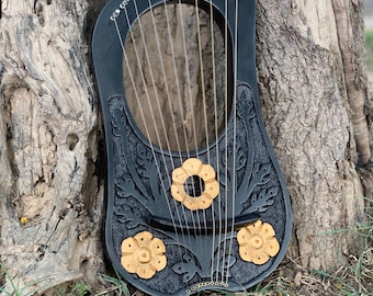 Lyraharpa i rosenträ med 3 gyllene blommor och svart - 10 strängar i trälyra. Gratis väska, strängset och nyckel.