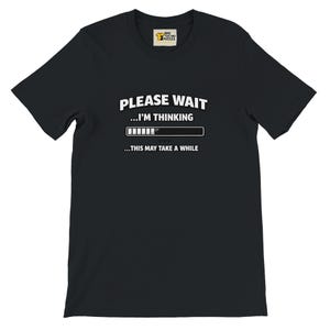 Por favor, espere, estoy pensando. Barra de carga. Camiseta unisex de cuello redondo.