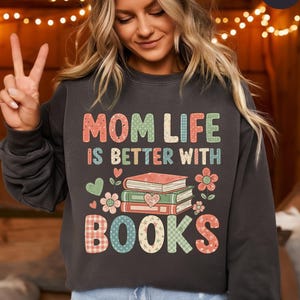 La vie de maman est meilleure avec des livres PNG Design patchwork Amoureuse des livres Clipart de maman lecture citation PNG Design confortable maman livresque