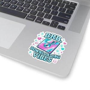 Lebendige Kiss-Cut Stickers: BRB Downloading Vibes, lustige nostalgische Y2K Accessoires