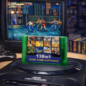 Op de afbeelding: Een zwarte Sega Genesis console met een groene 138-in-1 16-bit game cartridge erin. De cartridge toont verschillende game covers. Een retro tv-scherm toont een klassieke videogame sc&egrave;ne. De tekst "STREETS OF RAGE" is zichtbaar.