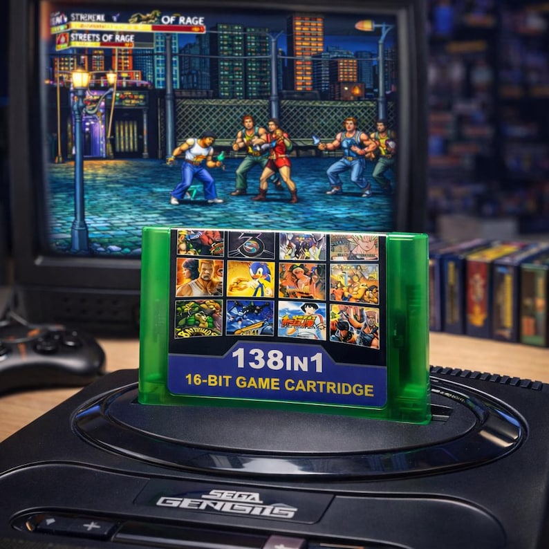 Op de afbeelding: Een zwarte Sega Genesis console met een groene 138-in-1 16-bit game cartridge erin. De cartridge toont verschillende game covers. Een retro tv-scherm toont een klassieke videogame sc&egrave;ne. De tekst "STREETS OF RAGE" is zichtbaar.
