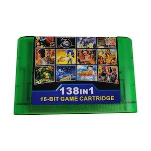 Op de afbeelding: Groene 16-bit game cartridge met een blauw label met de tekst "138 in 1". De cartridge bevat een collage van game-afbeeldingen. De tekst "16-BIT GAME CARTRIDGE" staat op het label.