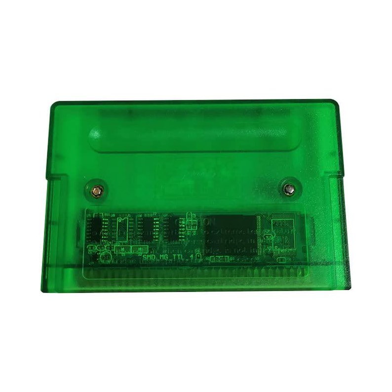 Op de afbeelding: Een transparante groene videogamecartridge. De cartridge heeft een rechthoekige vorm met afgeronde hoeken. De interne componenten zijn zichtbaar door het plastic. De tekst "SMD_MG_TTL_10" is op de printplaat gedrukt.