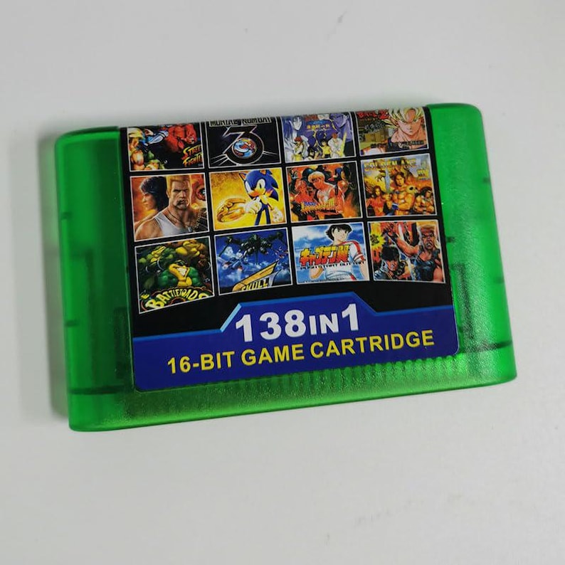 Op de afbeelding: Een groene 16-bit game cartridge met een kleurrijk label met verschillende game covers, waaronder Sonic en Dragon Ball Z. Het label leest "138 in 1" en "16-BIT GAME CARTRIDGE".